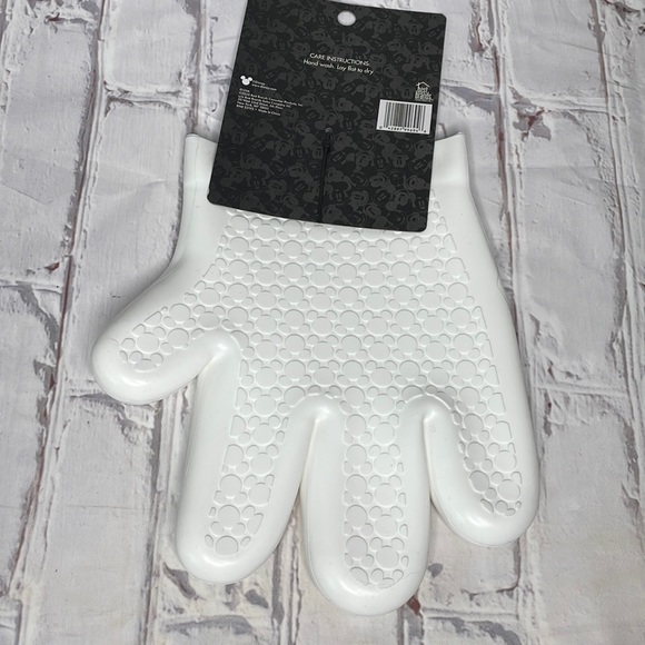 Disney Mickey Mouse Silicone Oven Mitt - Picture 3 of 4